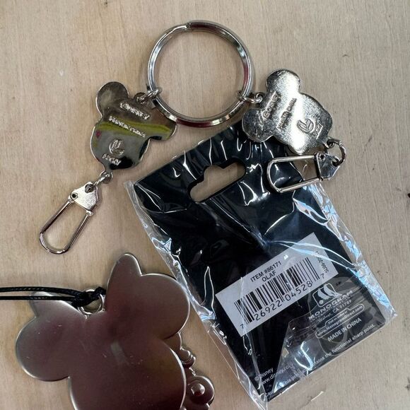 NIB Disney Assortment dancing Olaf park pin.Double key chain ornament - Picture 4 of 7